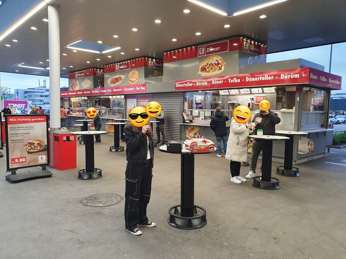 Imbiss- und Dönerbuden vor dem Kaufland