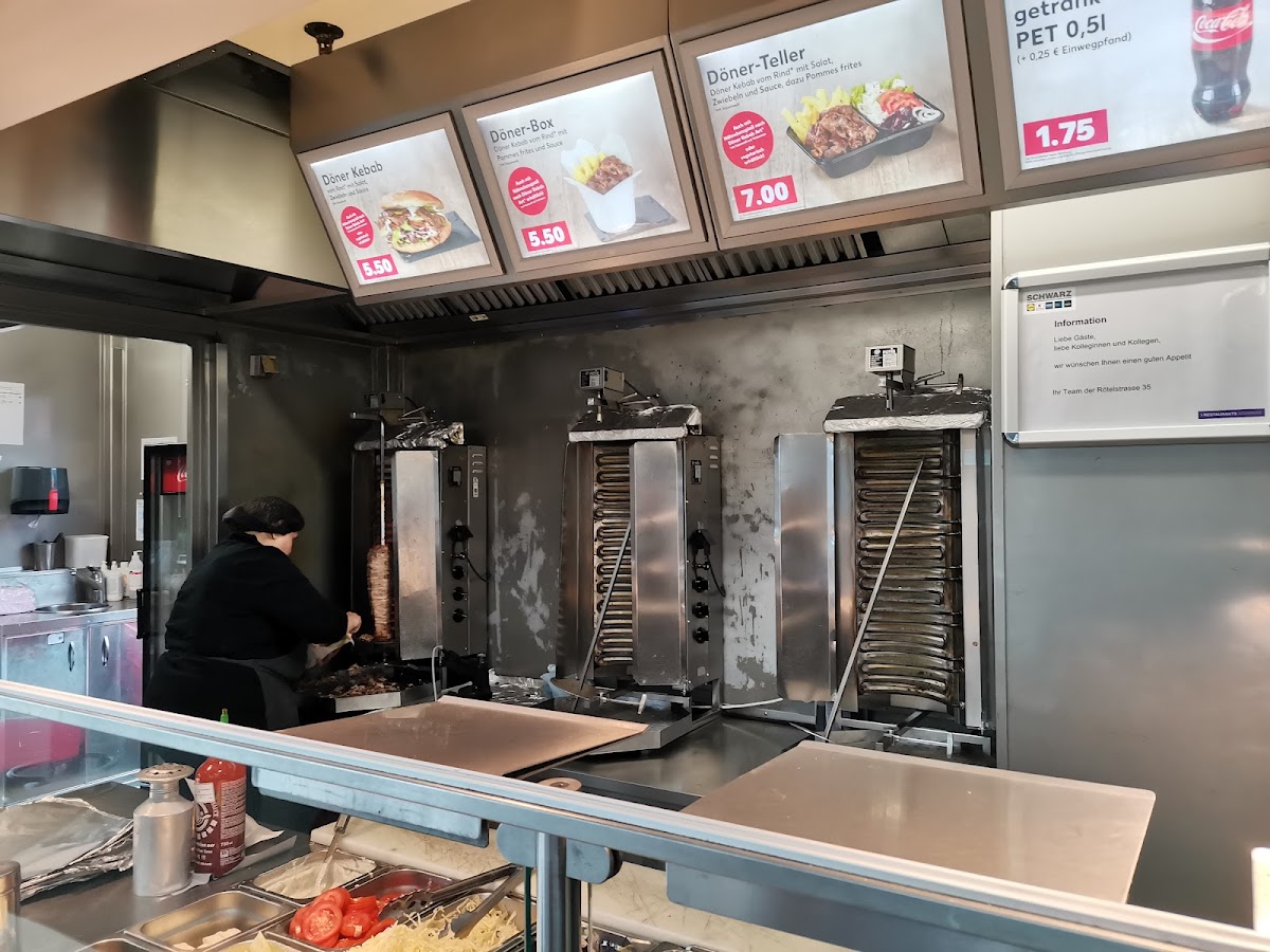 Imbiss- und Dönerbuden vor dem Kaufland Photo 6