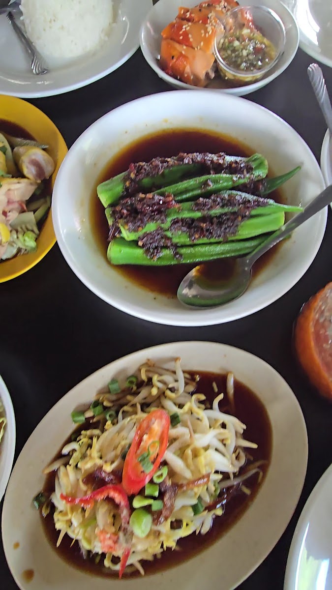 Din's Kitchen (Nasi Ayam Taugeh) Photo 2