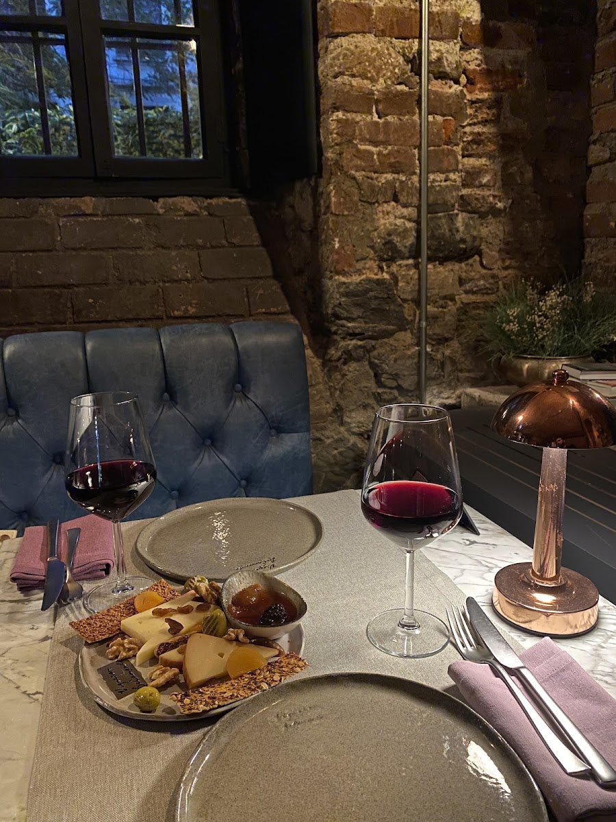 Vigneron Wine House Photo 10
