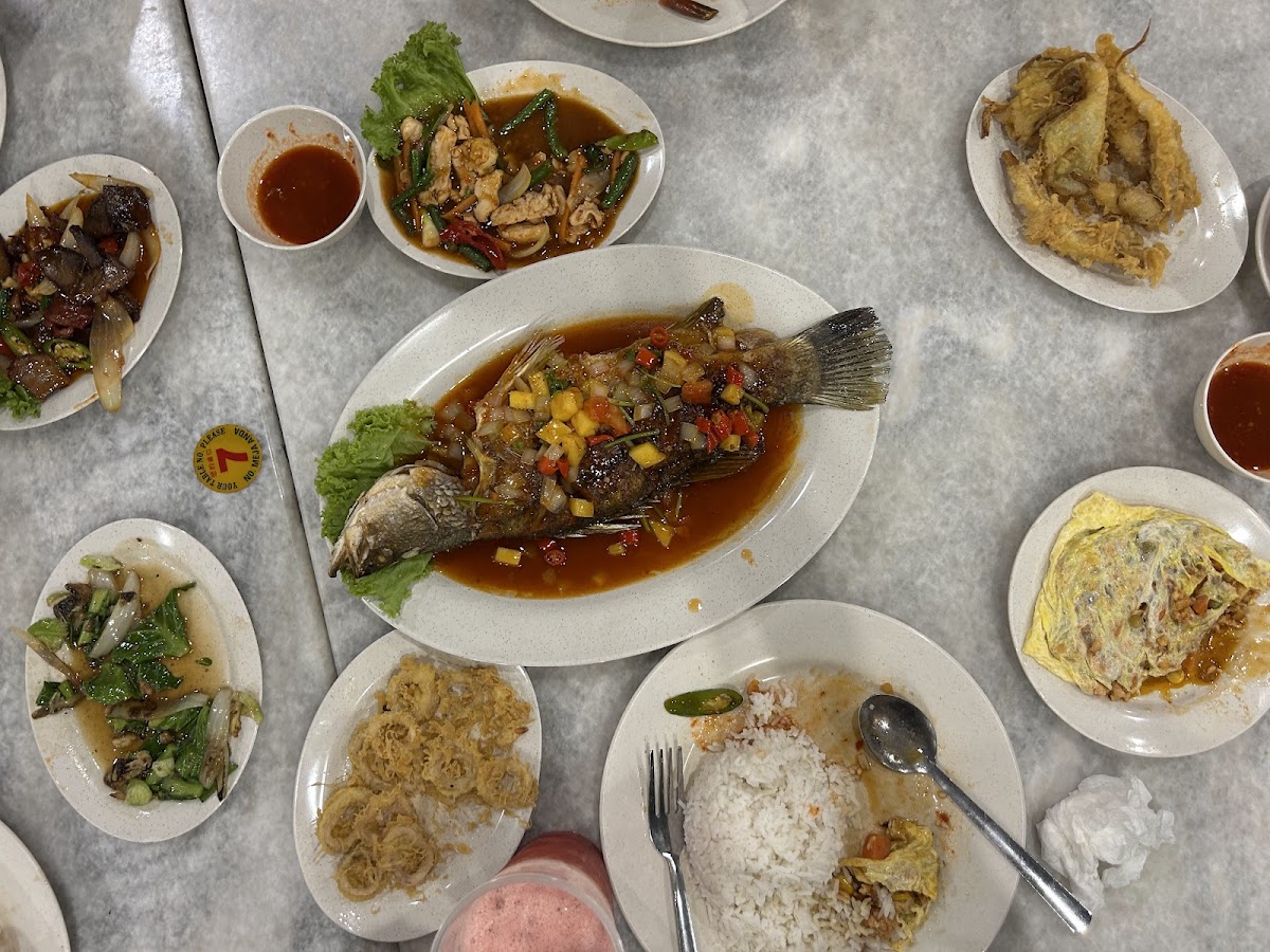 Restoran Bulan Atap Merah Photo 3