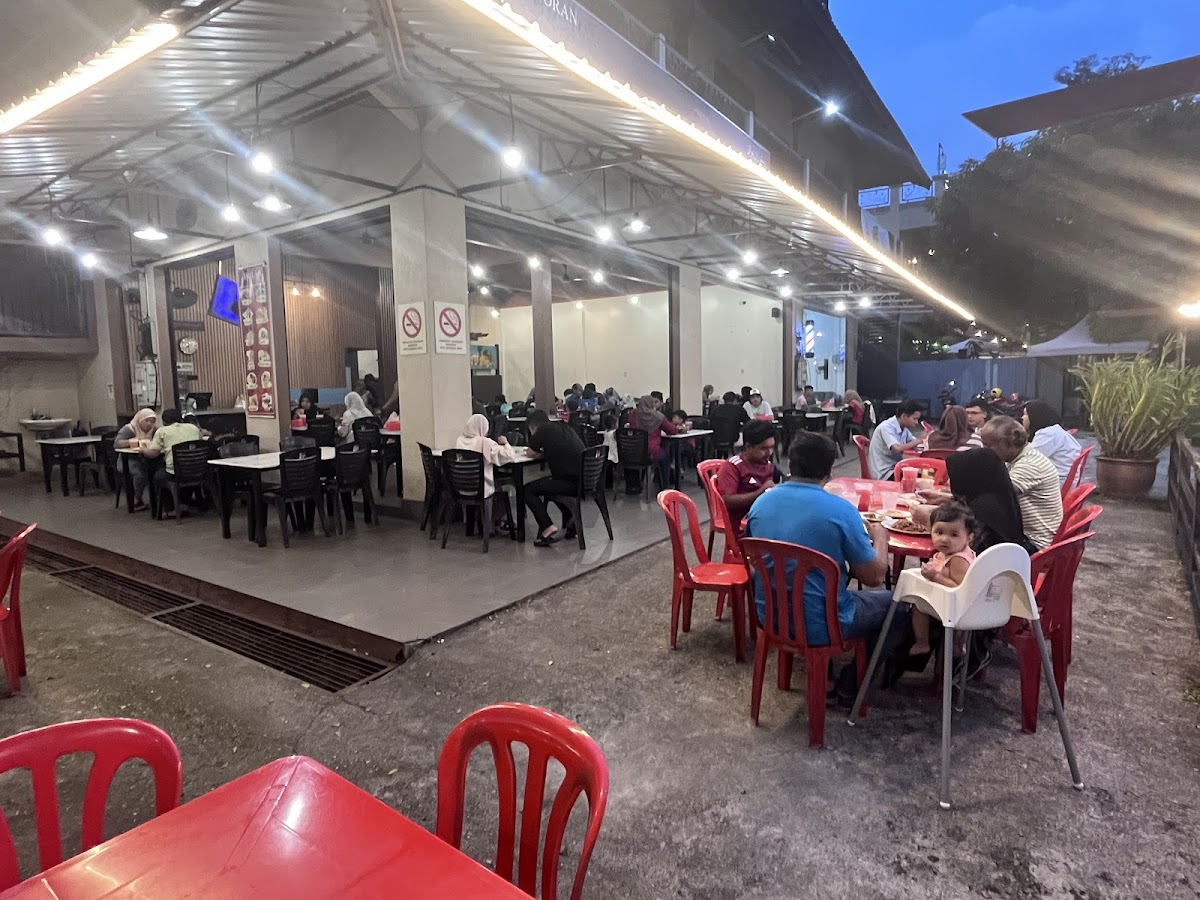 Restoran Bulan Atap Merah Photo 4