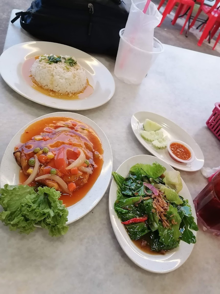 Restoran Bulan Atap Merah Photo 9