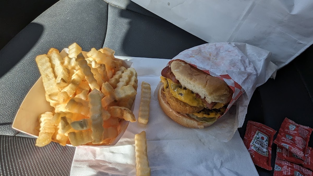 Grizzly Bear's Burger Photo 10