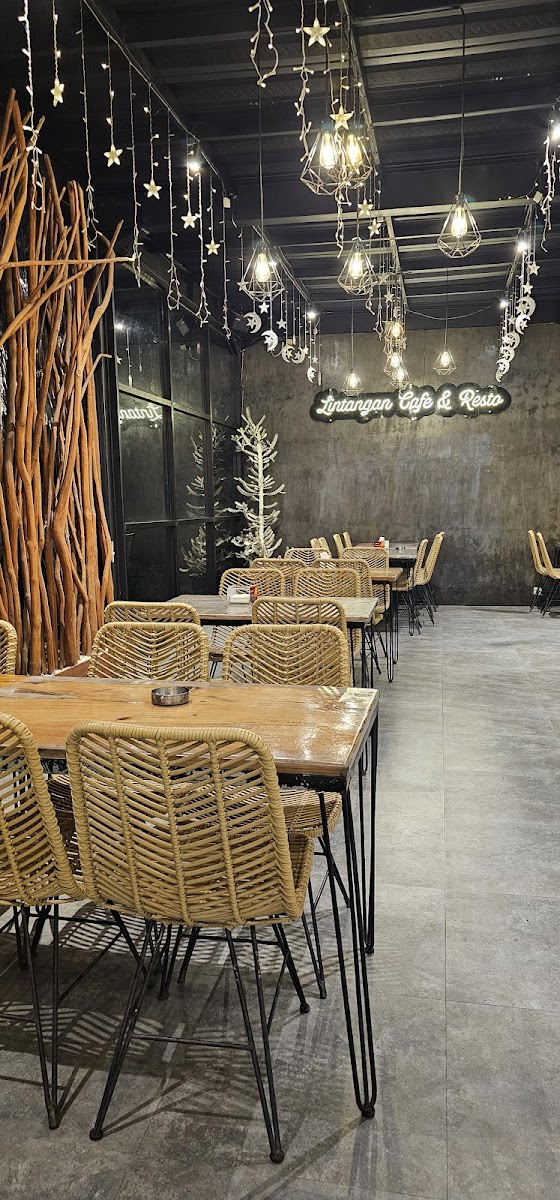 Lintangan Cafe & Resto Photo 3