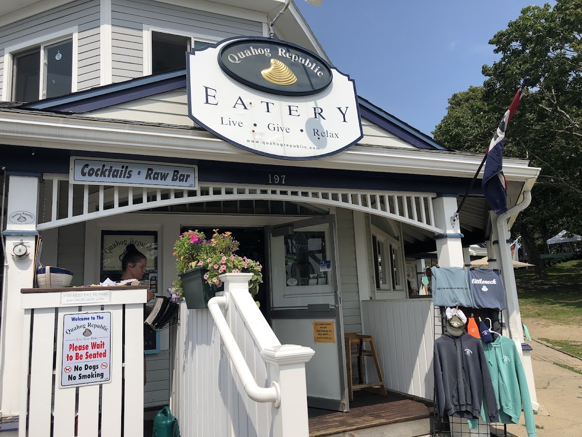 Quahog Republic: Waterfront Eatery