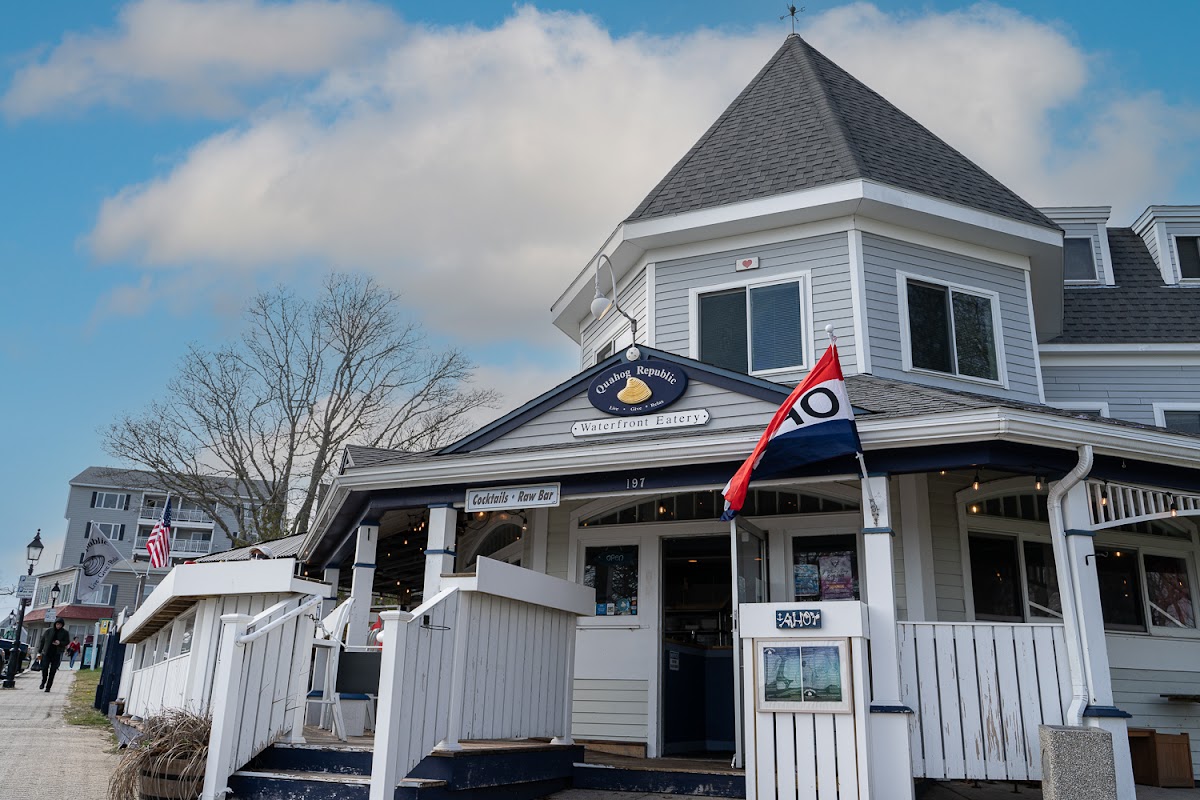Quahog Republic: Waterfront Eatery Photo 4