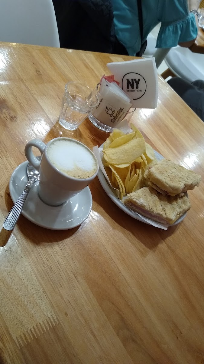 NEW YORK Heladería & Café Photo 6