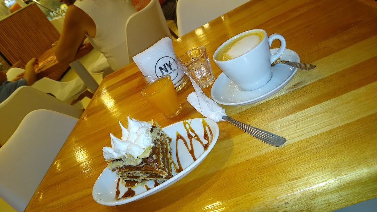 NEW YORK Heladería & Café Photo 8