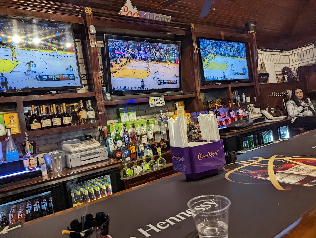 Madden's Bar and Grill Photo 7