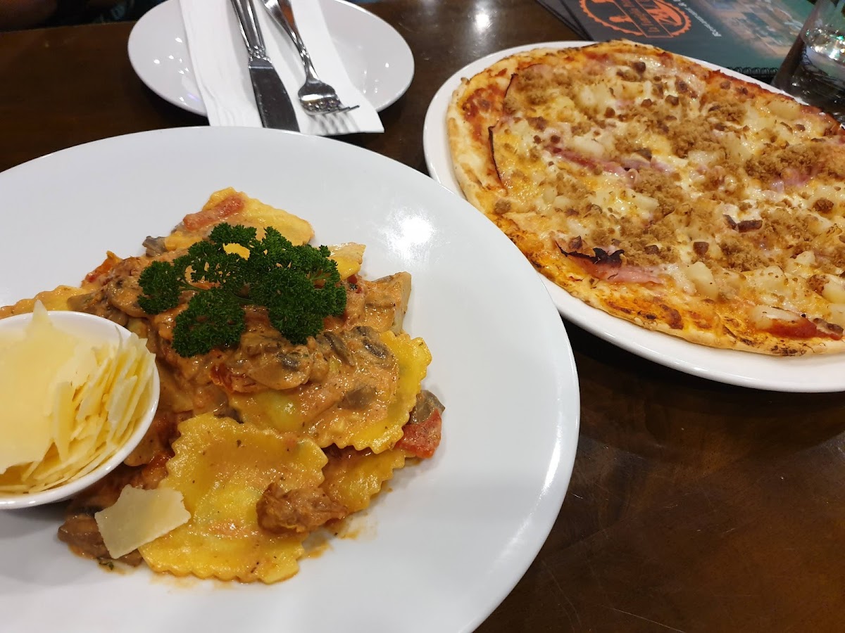 La Famiglia Pizzeria Photo 10