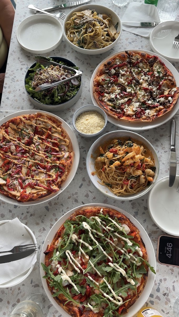 La Famiglia Pizzeria Photo 3