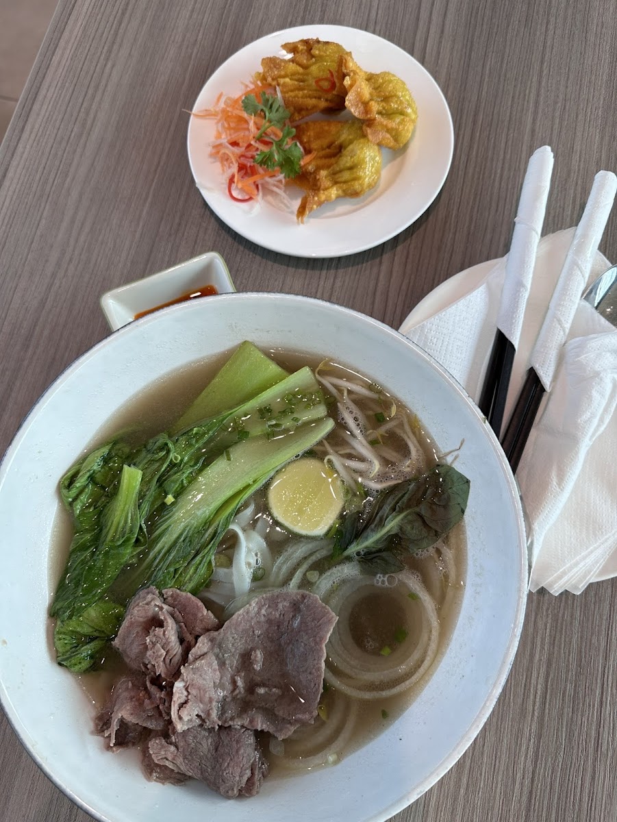 Two Tigers Sushi and Noodles Photo 5