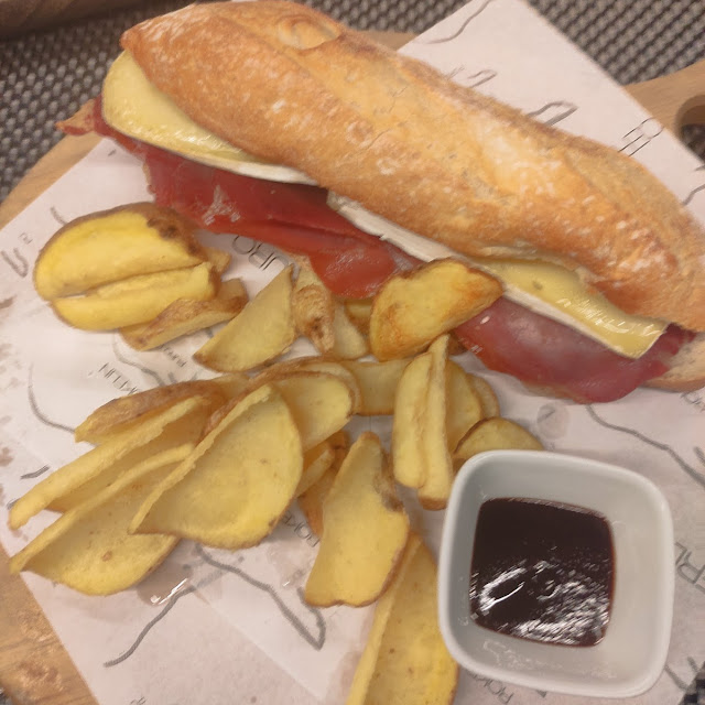 Jamón Con Brie Y Mermelada de Tomate