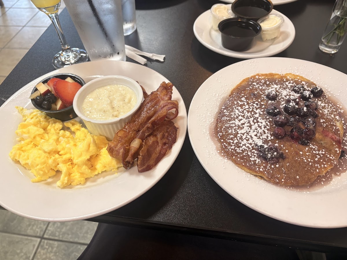 Angel's Breaksfast Bistro Photo 4