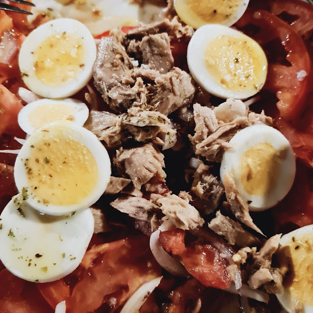 Tomate Con Atún Y Huevo Duro