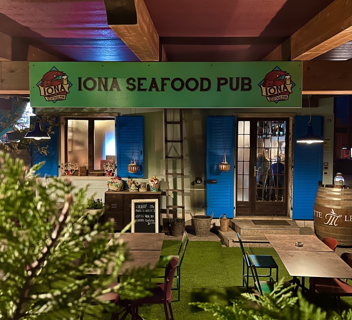 Iona seafood pub