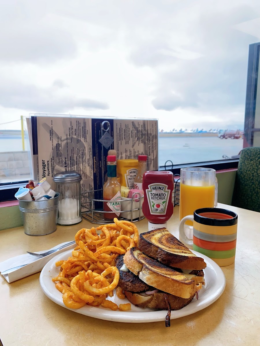 Voyager Restaurant Photo 3