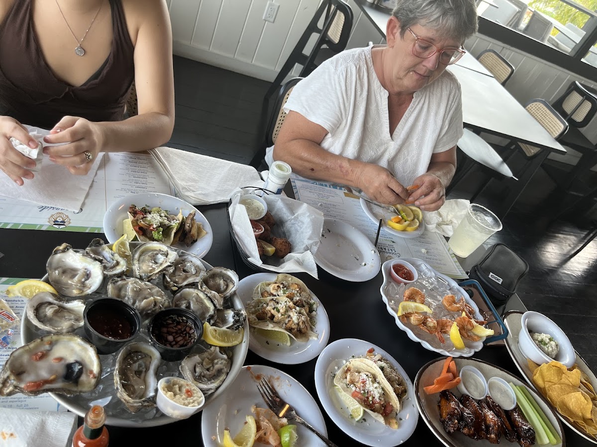 Oceanside Safari Restaurant & Lounge Photo 9