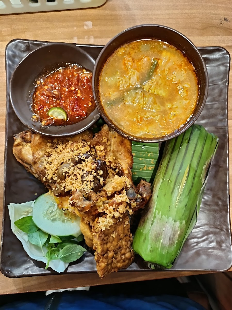 Ayam Penyet Pak Tjomot (Boulevard) Photo 3