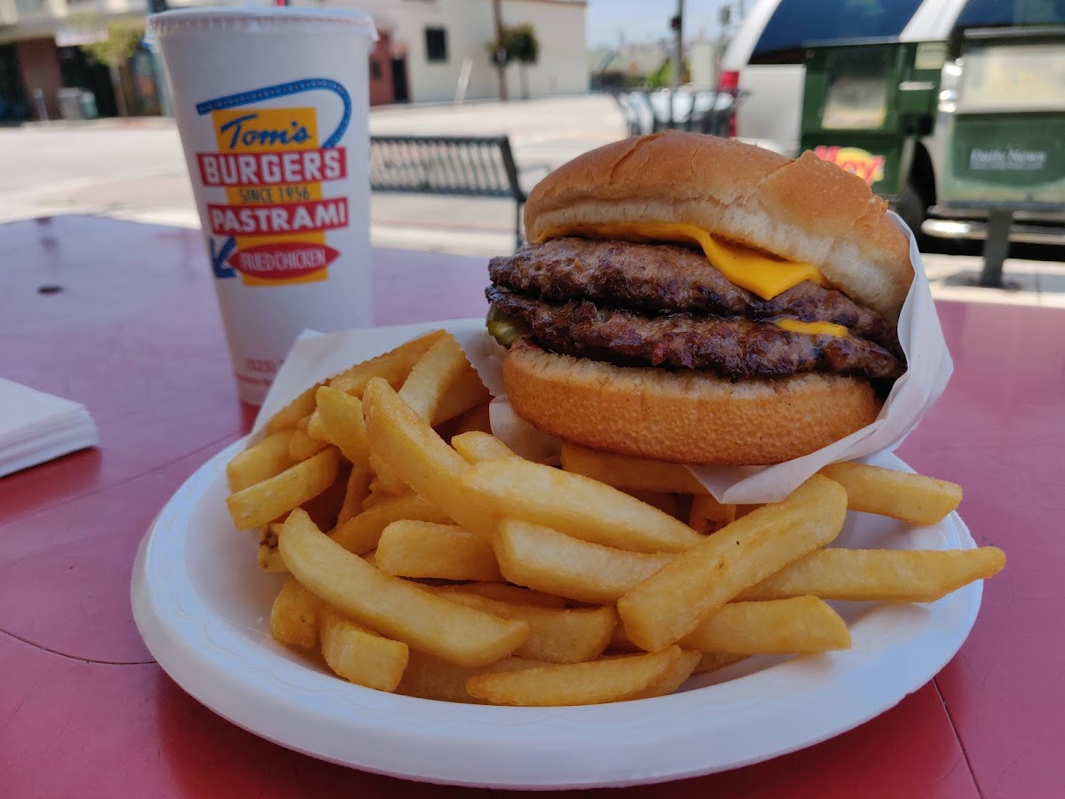 Tom's Burgers Photo 10