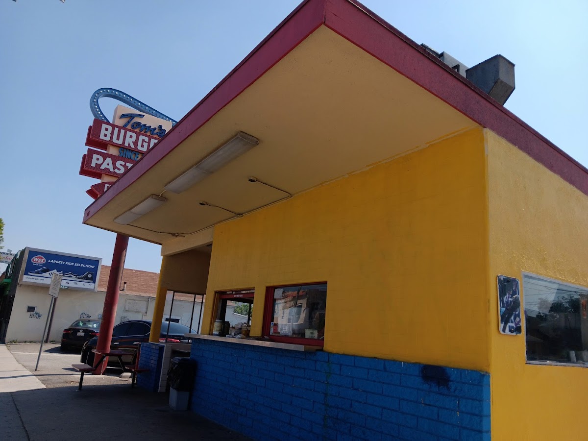Tom's Burgers Photo 4