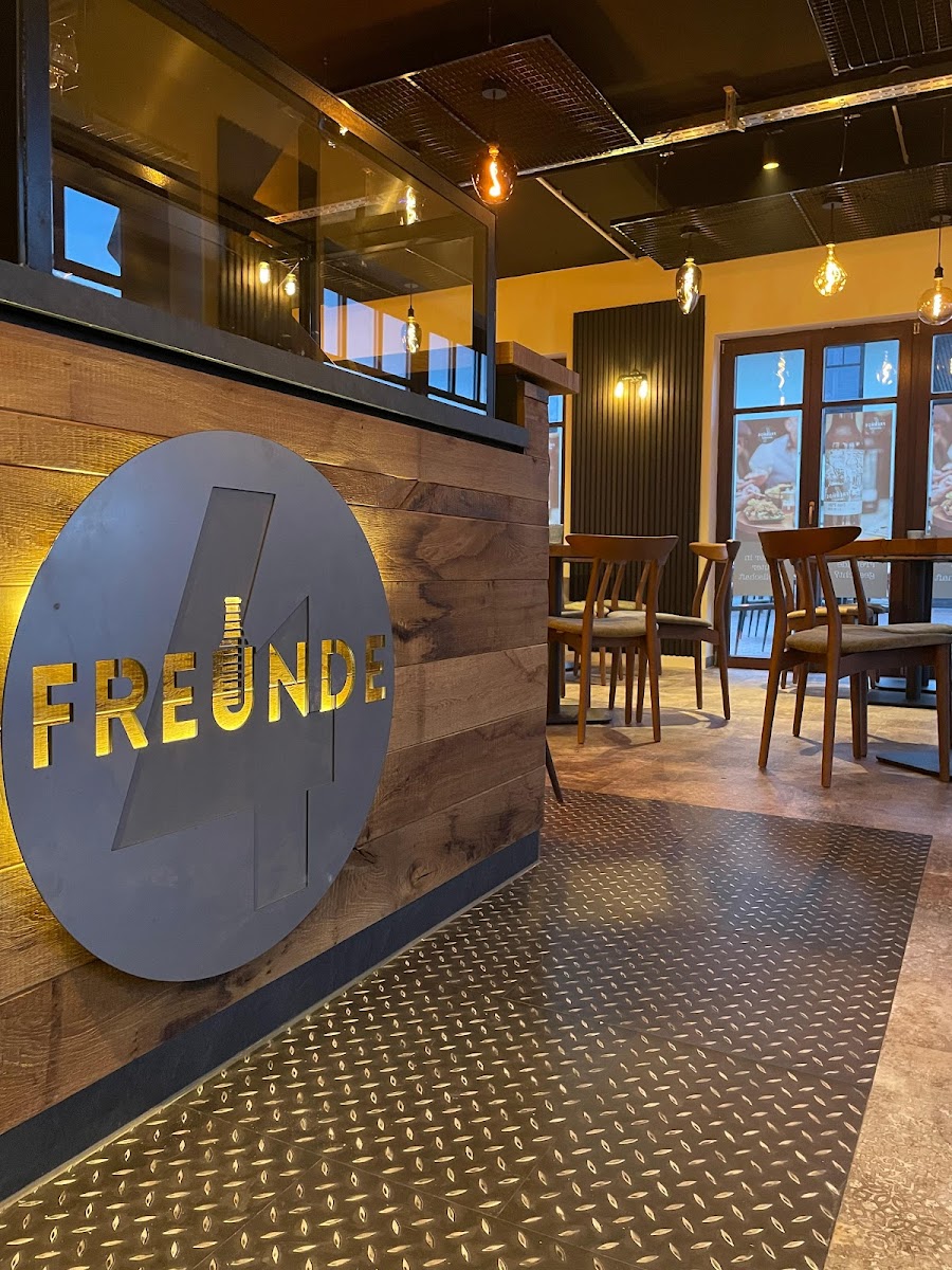 4 Freunde am Hafen