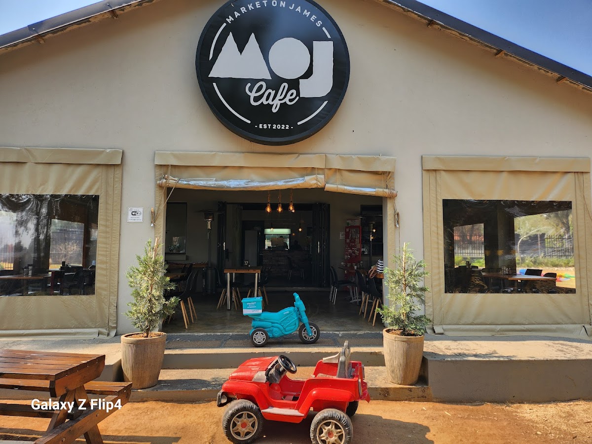 MOJ Cafe Family Restaurant Photo 4