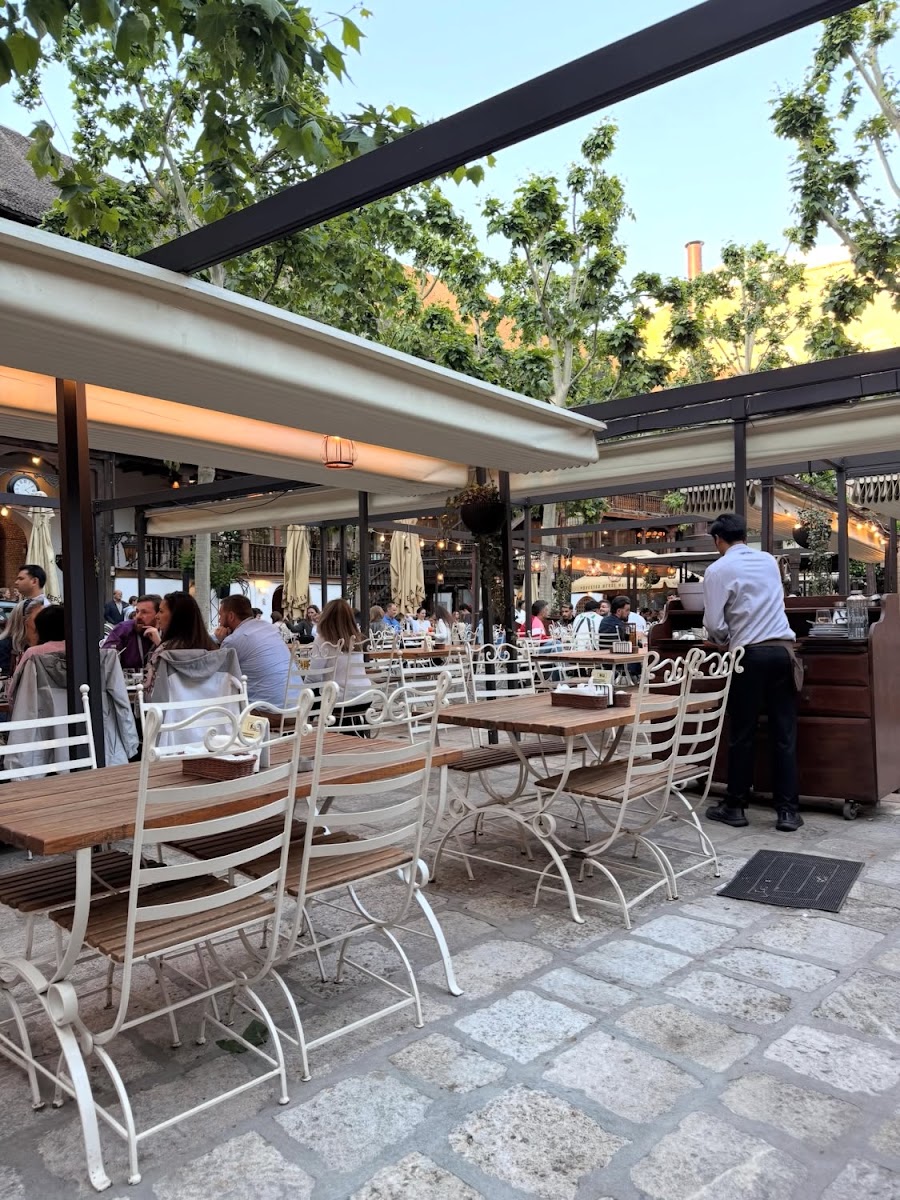 Restaurant Hanu' lui Manuc Photo 3