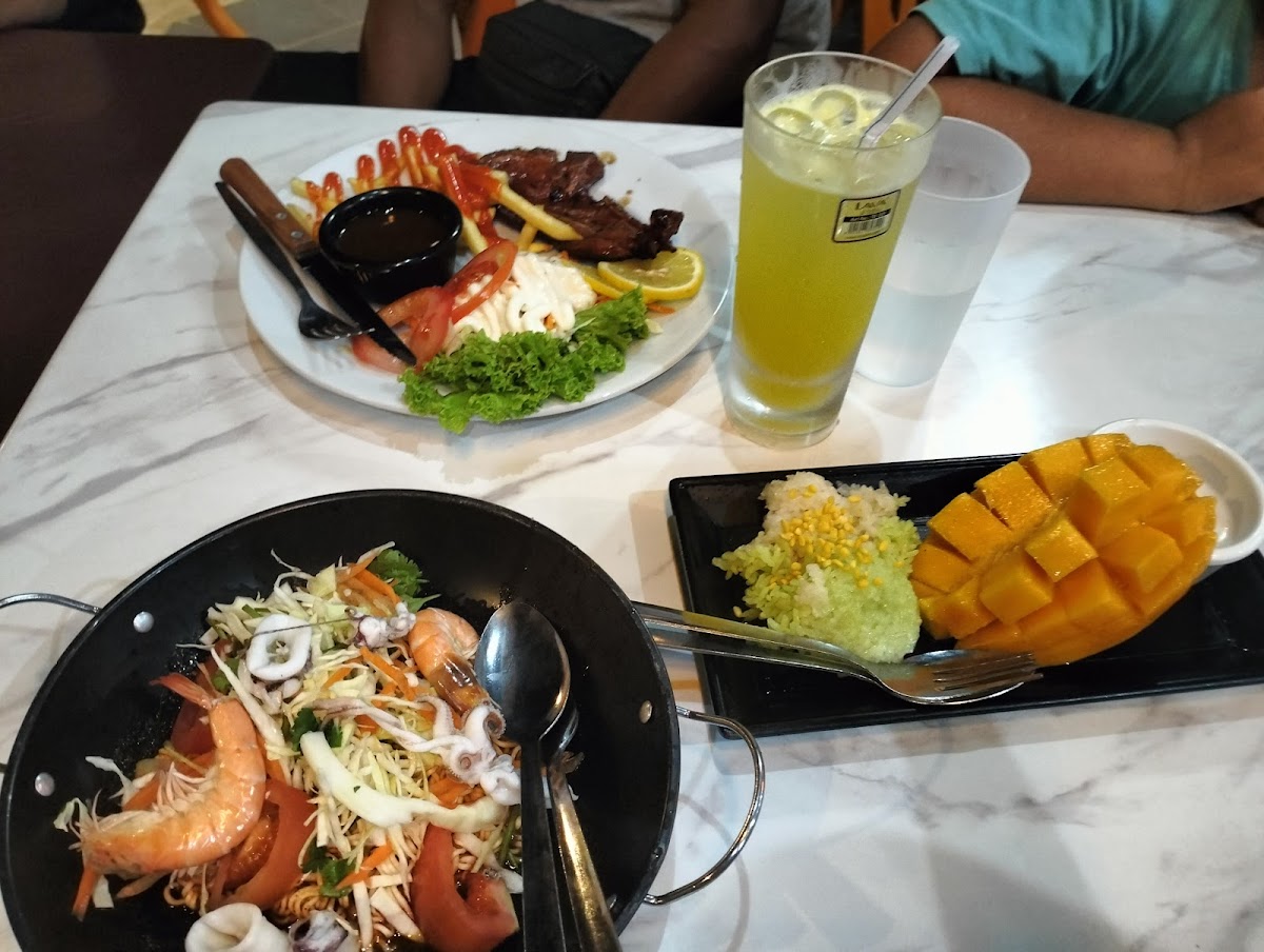D'Hanee Thai Kitchen Photo 5
