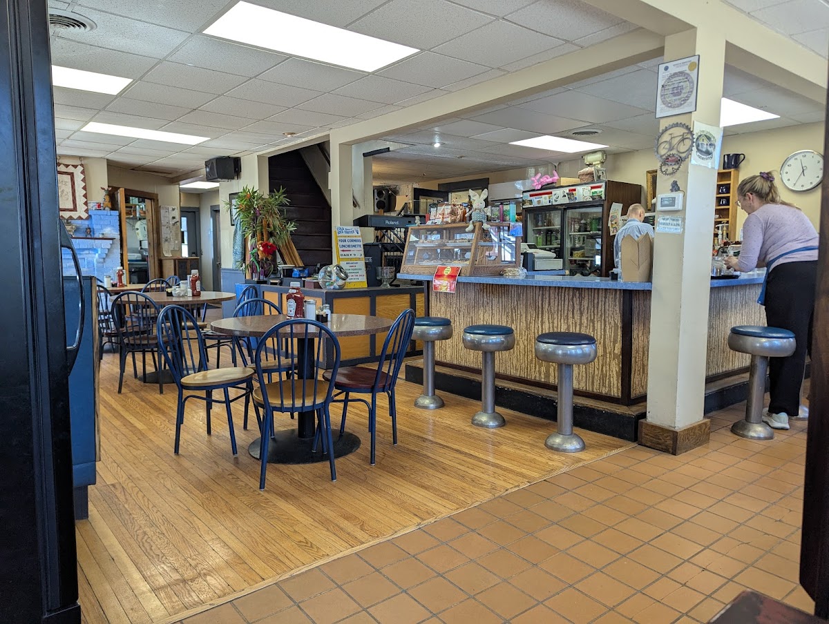 Four Corners Luncheonette Photo 4