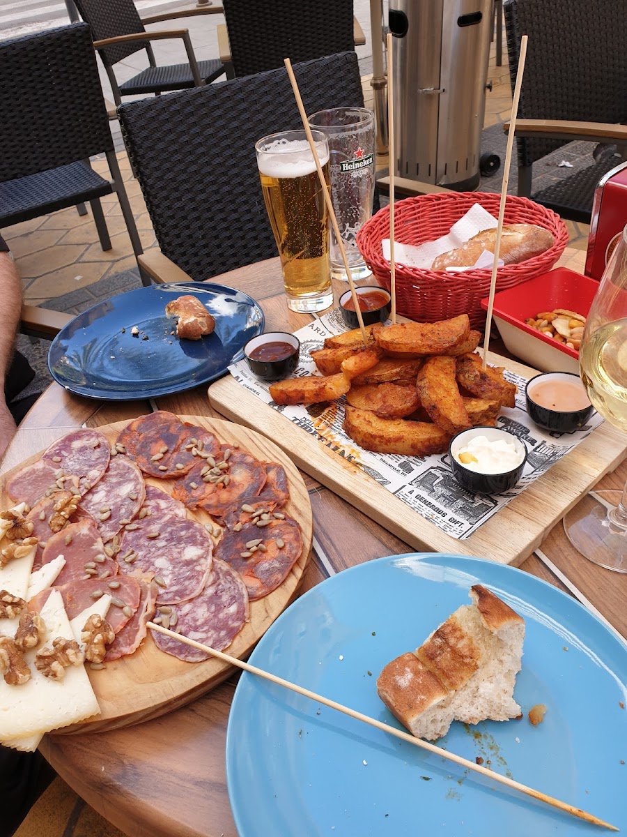 Red Corner Sports Bar Photo 6
