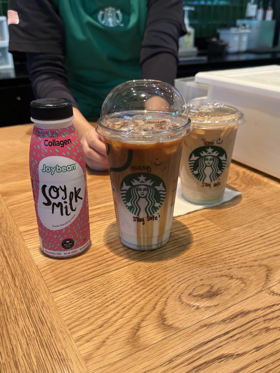 Starbucks KLIA2 Landside Photo 3