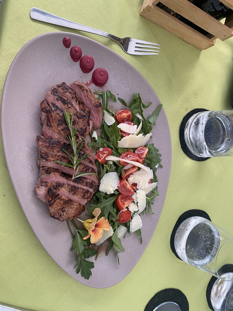 Gorgeler Bar & Steakhouse Photo 10
