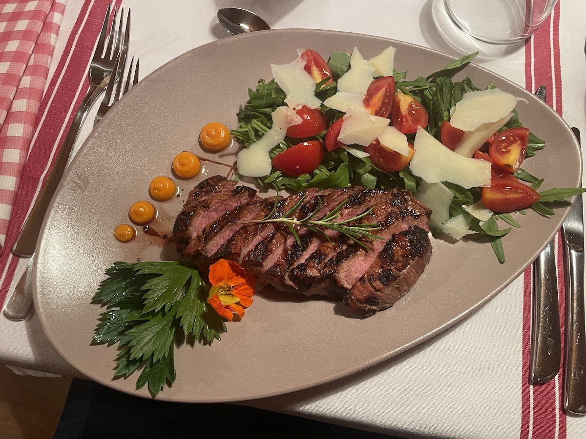 Gorgeler Bar & Steakhouse Photo 9