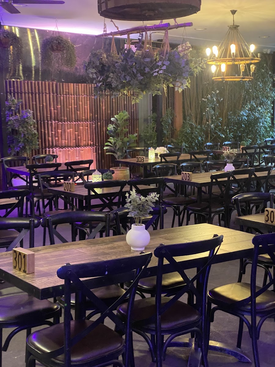 Itza Mezza Bar & Grill