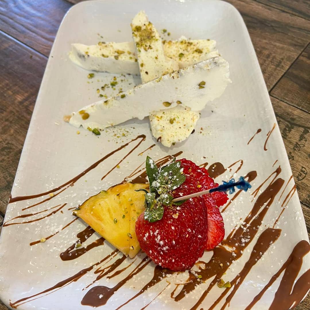 Itza Mezza Bar & Grill Photo 6
