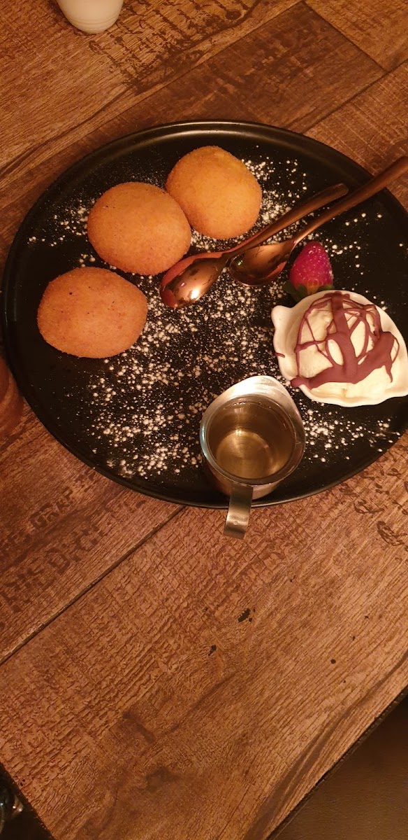 Itza Mezza Bar & Grill Photo 7