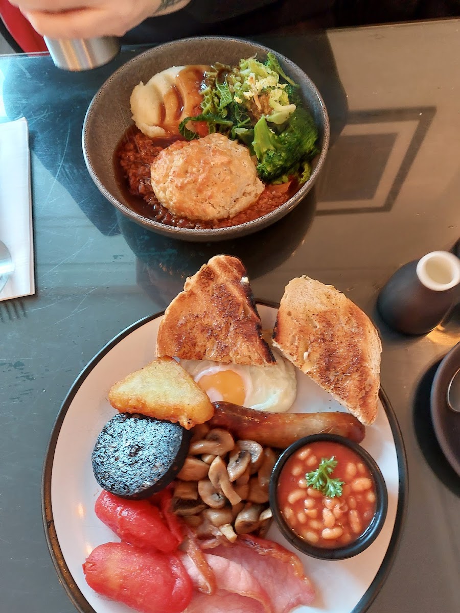 Breaking Bread Kitchen & Bakehouse Photo 5