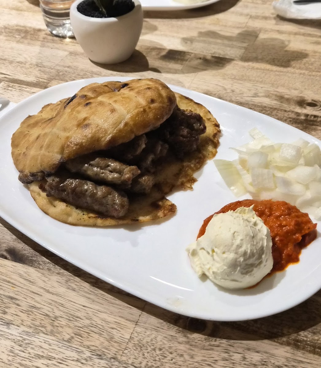 Adis‘s Cevapcici Restaurant Photo 3