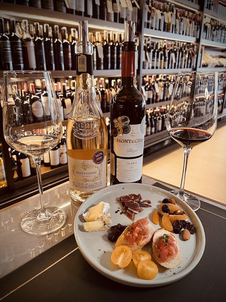 Gourmet & Wine Co. Photo 3