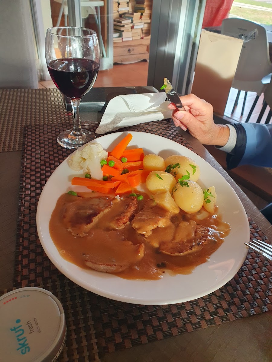 The Central Grill Restaurant, Zeniamar C.C. Photo 4