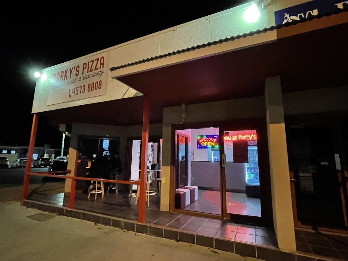 Porky's Pizza HQ Photo 4
