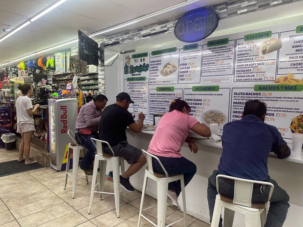 El EncantadorTaqueria