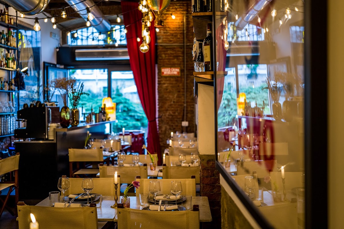 B Restaurant Photo 4