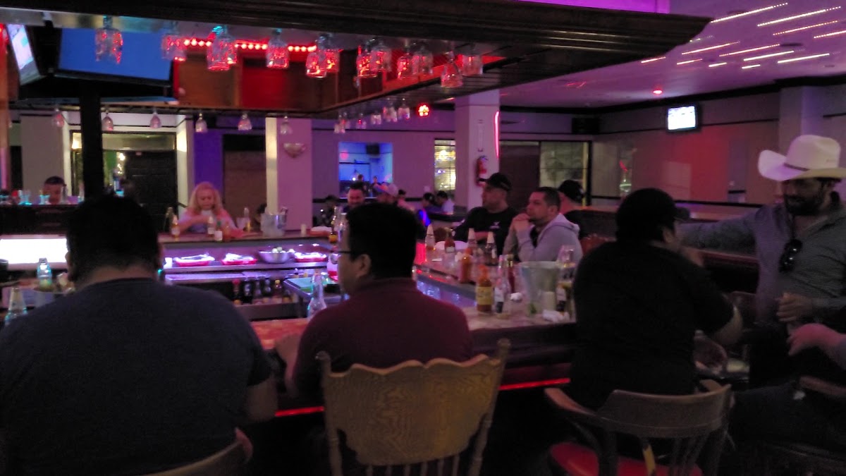 Centro Botanero Bar & Grill Photo 2