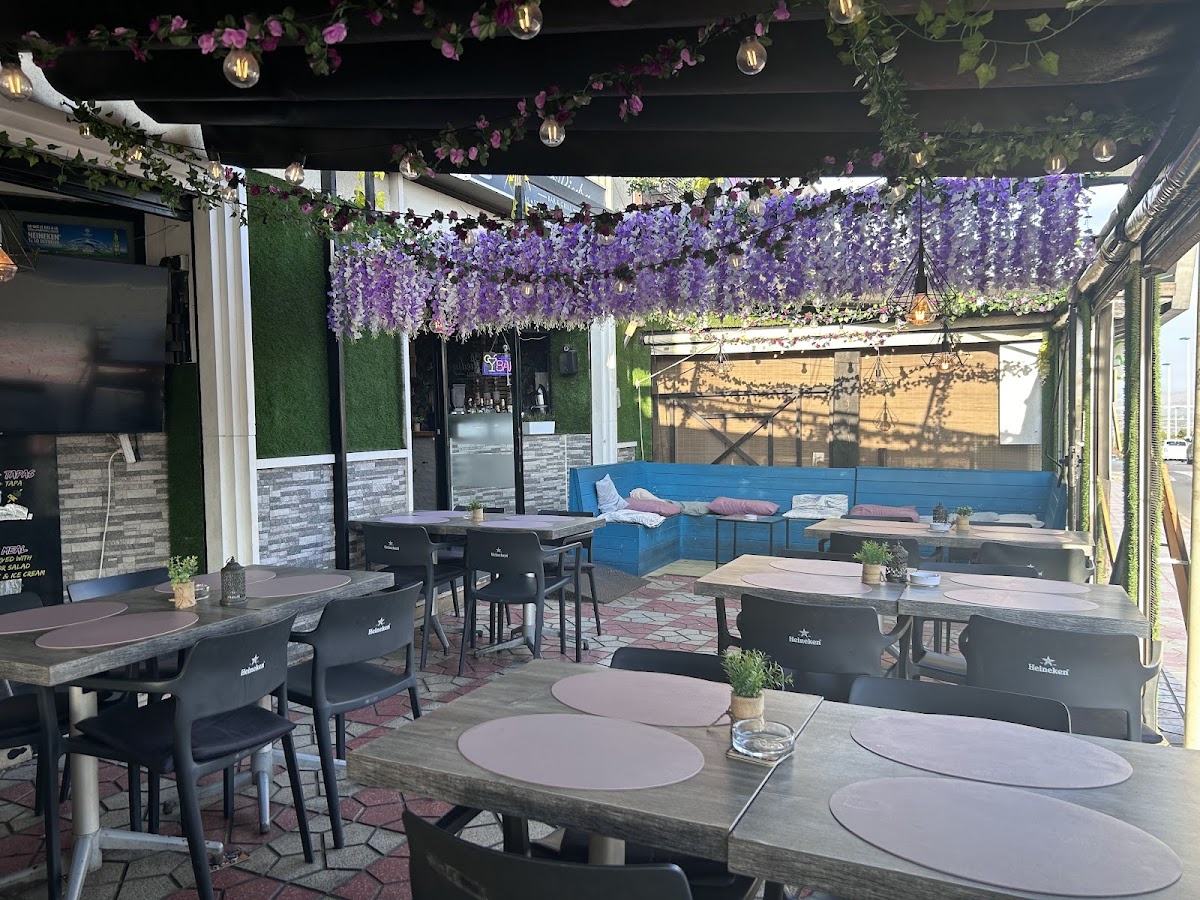 La Piedra Bar & Grill
