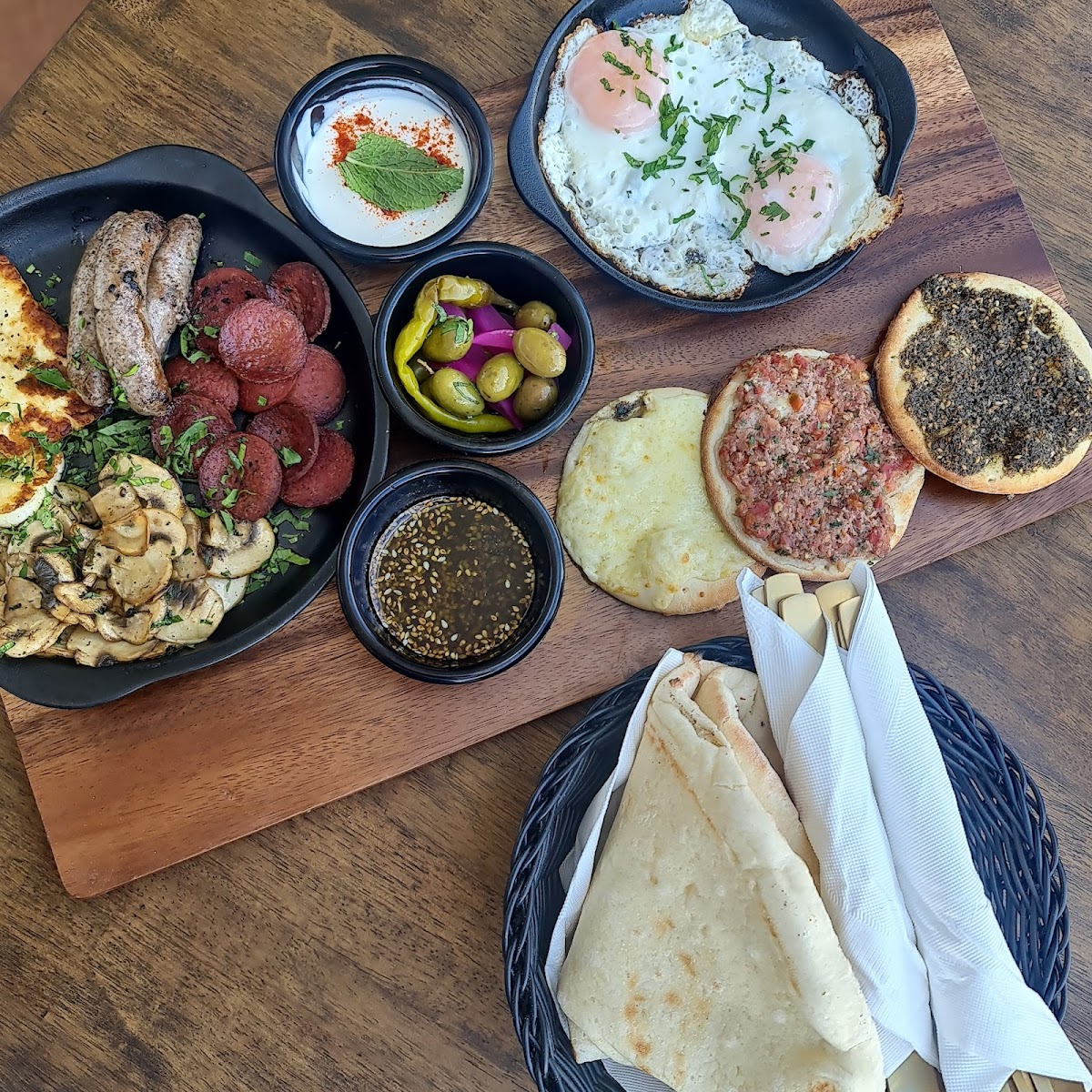 Manoush On The Boulevarde Photo 7