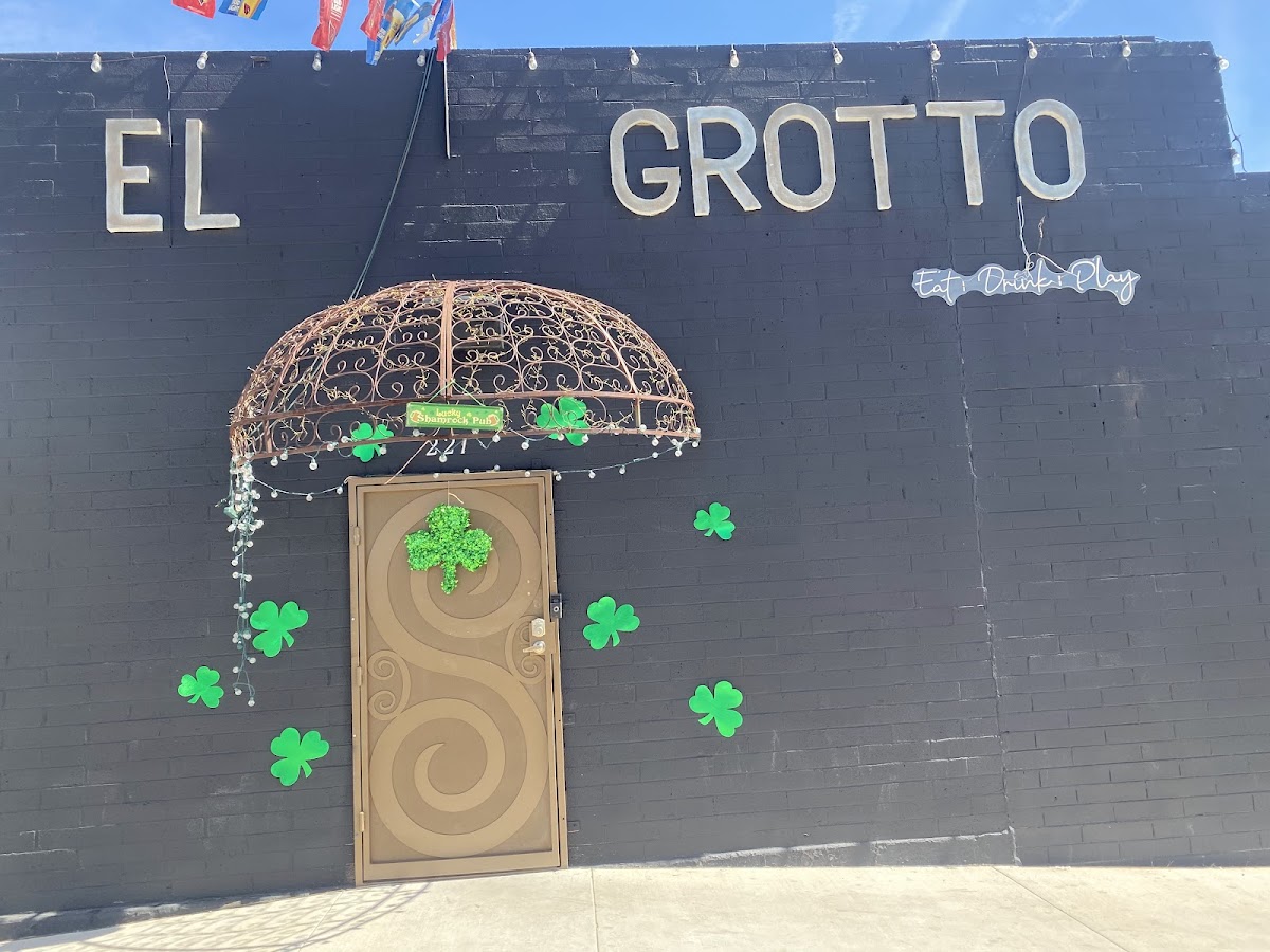EL GROTTO Bar & Eatery