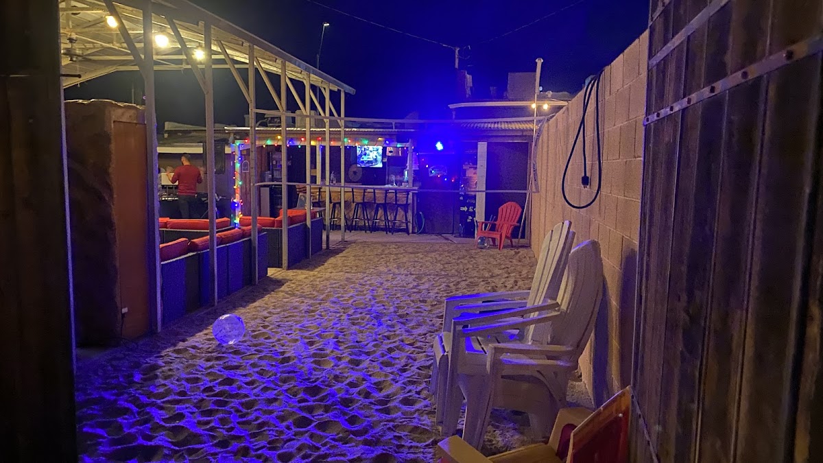 EL GROTTO Bar & Eatery Photo 3